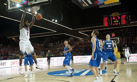 Americký basketbalista Kenneth Faried smeuje do finského koe.