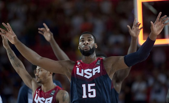 Andre Drummond a dalí amerití basketbalisté se radují z výhry nad Ukrajinou.