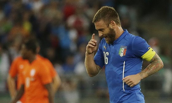 Italský fotbalista Daniele De Rossi slaví svj gól proti Nizozemsku.