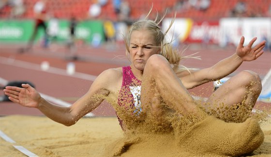 Ruská dálkaka Darja Kliinová na mítinku v Bruselu.