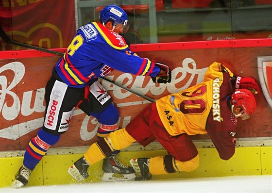 eskobudjovický hokejista Martin Semrád (vlevo) sráí k ledu jihlavského...