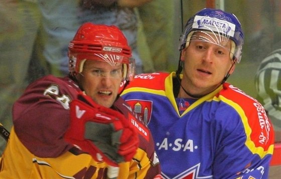 eskobudjovický hokejista Petr Punochá (vpravo) v souboji s jihlavským...