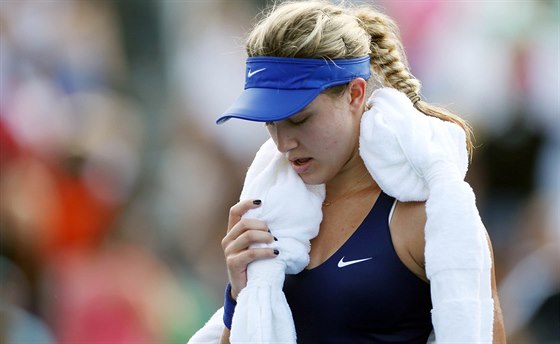 U DOHRÁLA. Wimbledonská finalistka Eugenie Bouchardová skonila - suovaná zdravotními problémy - na US Open u v osmifinále.