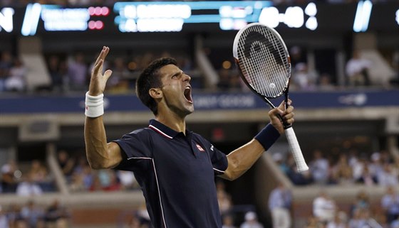TRIUMFÁLNÍ EV. Novak Djokovi postoupil do semifinále US Open, Andyho Murrayho zdolal ve tyech setech.