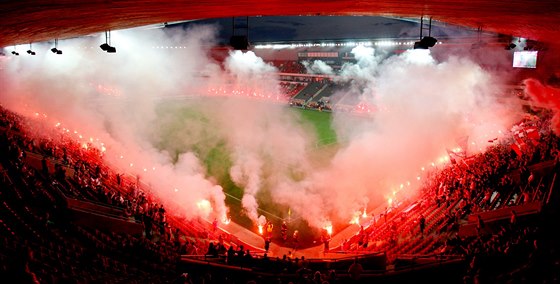 Takhle to vypadalo pi loském pátelském utkání v Edenu, kdy za Slavií pijel Hajduk Split. Podobné peklo bude ekat tým Liberce pi odvet ve Splitu.