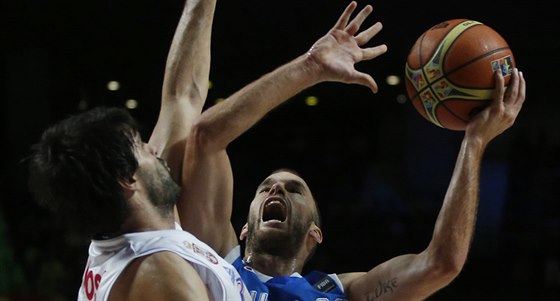 ecký basketbalista Nick Calathes (vpravo) zkouí skórovat pes Miloe...