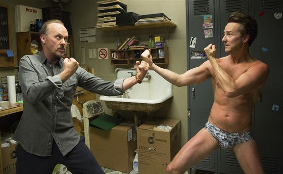 Michael Keaton (vlevo) a Edward Norton ve filmu Birdman reiséra Alejandra...