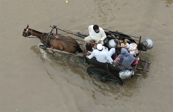 Pákistán postihly jedny z nejhorích záplav za poslední desetiletí (Láhaur, 4....