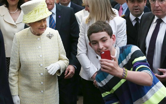 Britská královna Albta II. piznala, e se jí poizování selfie fotek moc...