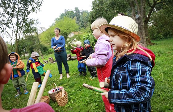 Ranní hry v lesní kolce árynka (3. 9. 2014).