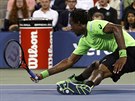 Francouzsk tenista Gal Monfils ve tvrtfinle US Open upadl na zem.