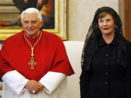 Na nvtvu papee Benedikta XVII. oblkla Laura Bushov zvoj zvan mantilla,...