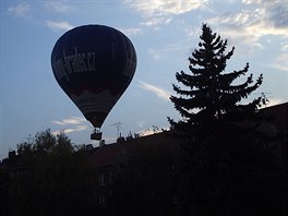 Nouzov pistn balonu u kulturnho domu Stelnice v Hradci Krlov. (8. 9....
