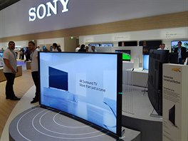 I Sony nabízí prohnutý 4K televizor. editel Sony Europe, Masaru Tamagawa, v...