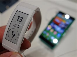 Chytrý náramek Smart Band Talk etí akumulátor pomocí e-ink displeje. Slouí...