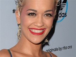 Britsk zpvaka a hereka Rita Ora si na pedstaven kolekce adidas v Londn...