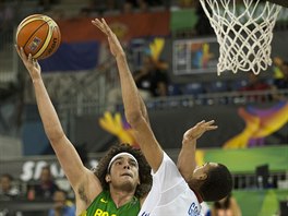 Anderson Varejao (vlevo) z Brazílie zakonuje na francouzský ko pes ruku...