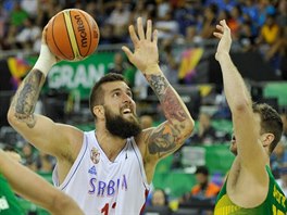 Srbský pivot Miroslav Raduljica zakonuje na brazilský ko pes Tiaga Splittera.