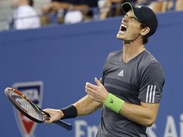 GESTO ZMARU. Andy Murray reaguje na ztracen fiftn ve tvrtfinle US Open.