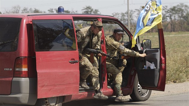 Bojovnci ukrajinskho dobrovolnickho praporu Azov na pedmst Mariupolu (4. z 2014)