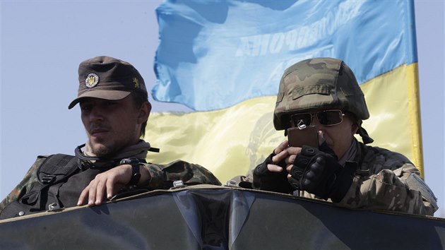 Bojovnci ukrajinskho dobrovolnickho praporu Azov na pedmst Mariupolu (4. z 2014)
