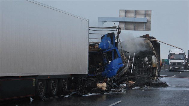 Na dlnici D8 se 4. z 2014 srazily u Petrovic ti kamiony a zaaly hoet.