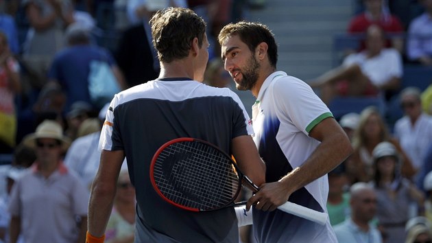 Chorvatsk tenista Marin ili pijm gratulace od Tome Berdycha po tvrtfinle US Open.