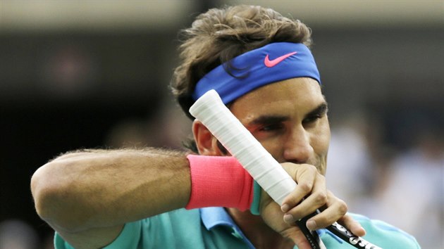 vcarsk tenista Roger Federer prohrl v semifinle US Open s iliem prvn set.