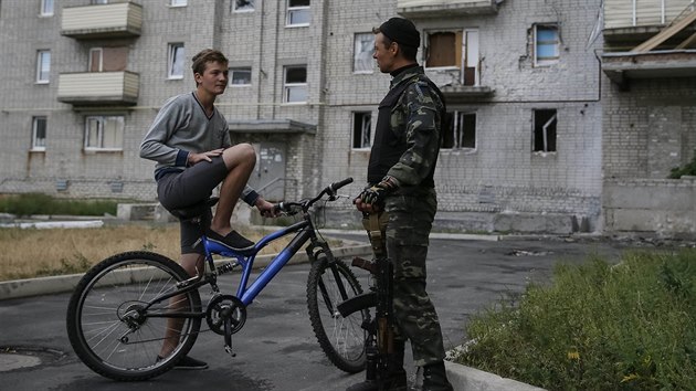 Mstn obyvatel Avdijivky, msta v Donck oblasti, hovo s ukrajinskm vojkem (8. z 2014).