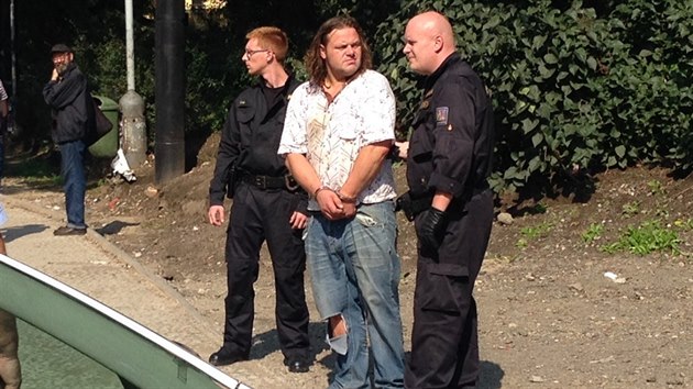 Policist na Karlov nmst v Praze honili mue v ukraden dodvce (4.9.2014)