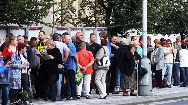 Lid ped budovou adu Stedoeskho kraje ekaj ve front na podn dosti o pspvky na vmnu kotl