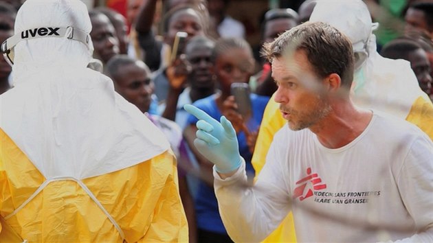 Afriku vystrail dal ppad neukznnho pacienta nakaenho smrtc ebolou. Ten utekl z karantny a vydal se hledat jdlo na zaplnn trit (1. z)