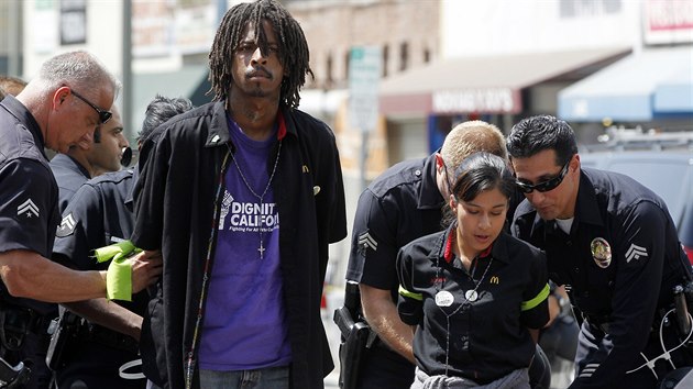 Policie v Los Angeles zatkala zamstnance fast food etzc, kte protestovali za zven mezd.