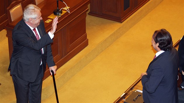 Prezident Milo Zeman se zdrav s poslanci po svm projevu ve snmovn (2. z 2014)