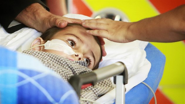 Ptilet Ashya King pi pjezdu do motolsk nemocnice, kde budou chlapci lit ndor na mozku. (8. z 2014)
