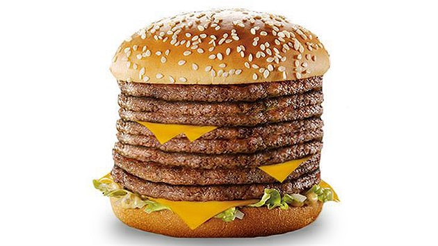 Osm pltk hovzho uvnit sendviov housky - to je Monster Mac od McDonald's.