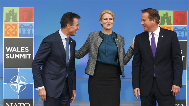 Britský premiér David Cameron, generální tajemník NATO Anders Fogh Rasmussen a...