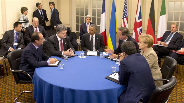 Ukrajinsk prezident Poroenko byl logicky vzhledem k dn v jeho zemi ve stedu zjmu. Rokoval krom Obamy a Hollanda tak s Davidem Cameronem, Angelou Merkelovou...
