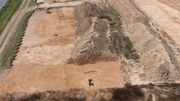 Speciln ltajc dron poizuje fotografie ze stavby D11 u Hradce Krlov, aby mohli archeologov pozorovat nalezit a ternn profily.