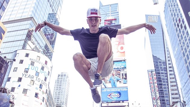 Hradeck tanenk Adam Novk na Times Square v New Yorku.