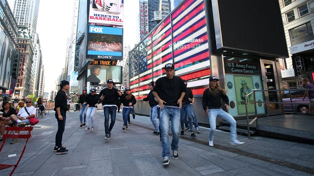 Hradeck tanen skupina T-Bass na Times Square v New Yorku