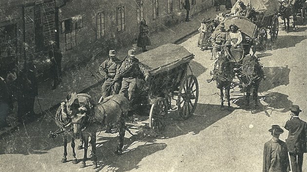 Publikace 1. svtov vlka 1914-1918 na uniktnch historickch fotografich zobrazuje tehdej Brno. Na snmku mobilazce v Pn ulici.