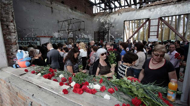 Obyvatelé Beslanu truchlí v troskách kolní tlocviny. Na místo, kde stovky...