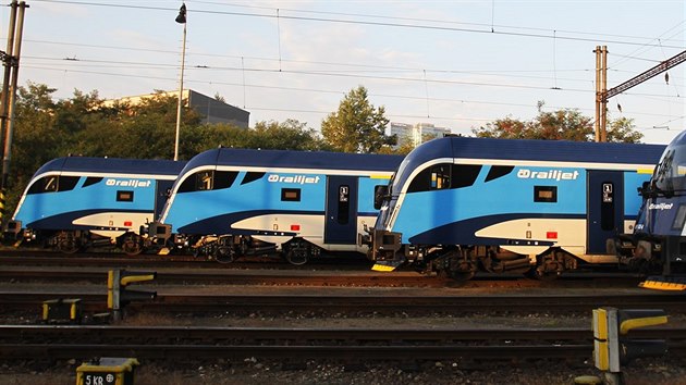 esk drhy ukzaly vechny sv dosud pevzat soupravy Railjet vedle sebe (7. 9. 2014).