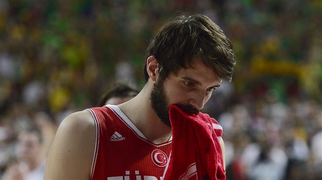Zklaman tureck basketbalista Omer Asik po vyazen ve tvrtfinle mistrovstv svta.