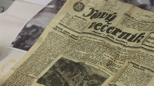 Tubus nalezen v kopuli radnice v Holov skrval dobov noviny, mince i fotografie.