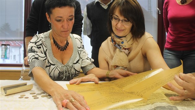 Mstostarostka Holova Hana Valachoviov (vlevo) a editelka Sttnho okresnho archivu Domalice Radka Kinkorov.