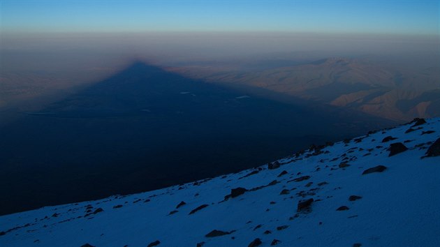 Krtce po vchodu slunce vrh Ararat stn daleko do vnitrozem Turecka. Za zdy mme hranici s rnem.