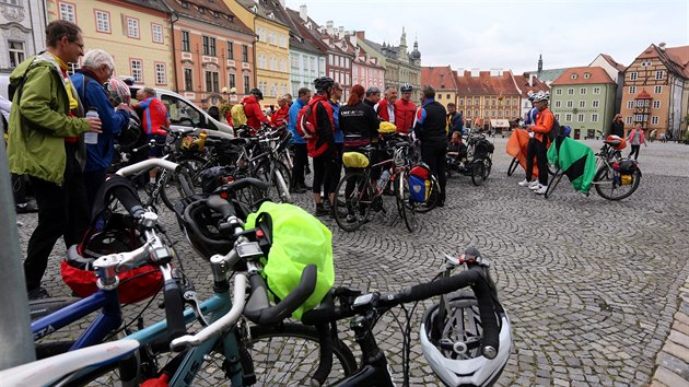 astnci 7. ronku cyklistick putovn akce na podporu rehabilitace Bder- und Reha- Tour na chebskm nmst.