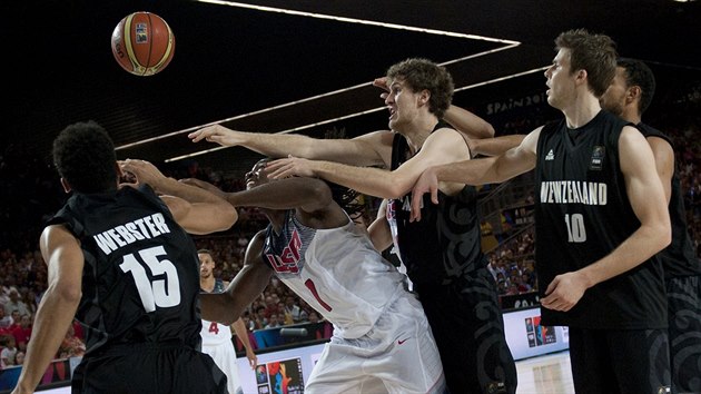 Americk basketbalista Kenneth Faried (v blm) bojuje proti novozlandsk pesile.